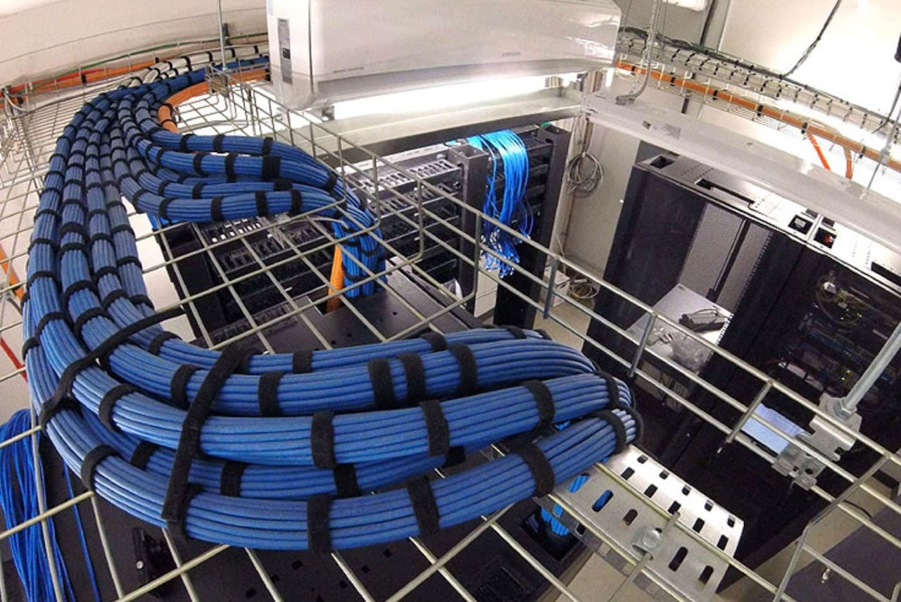 Cables organizados en rack de red