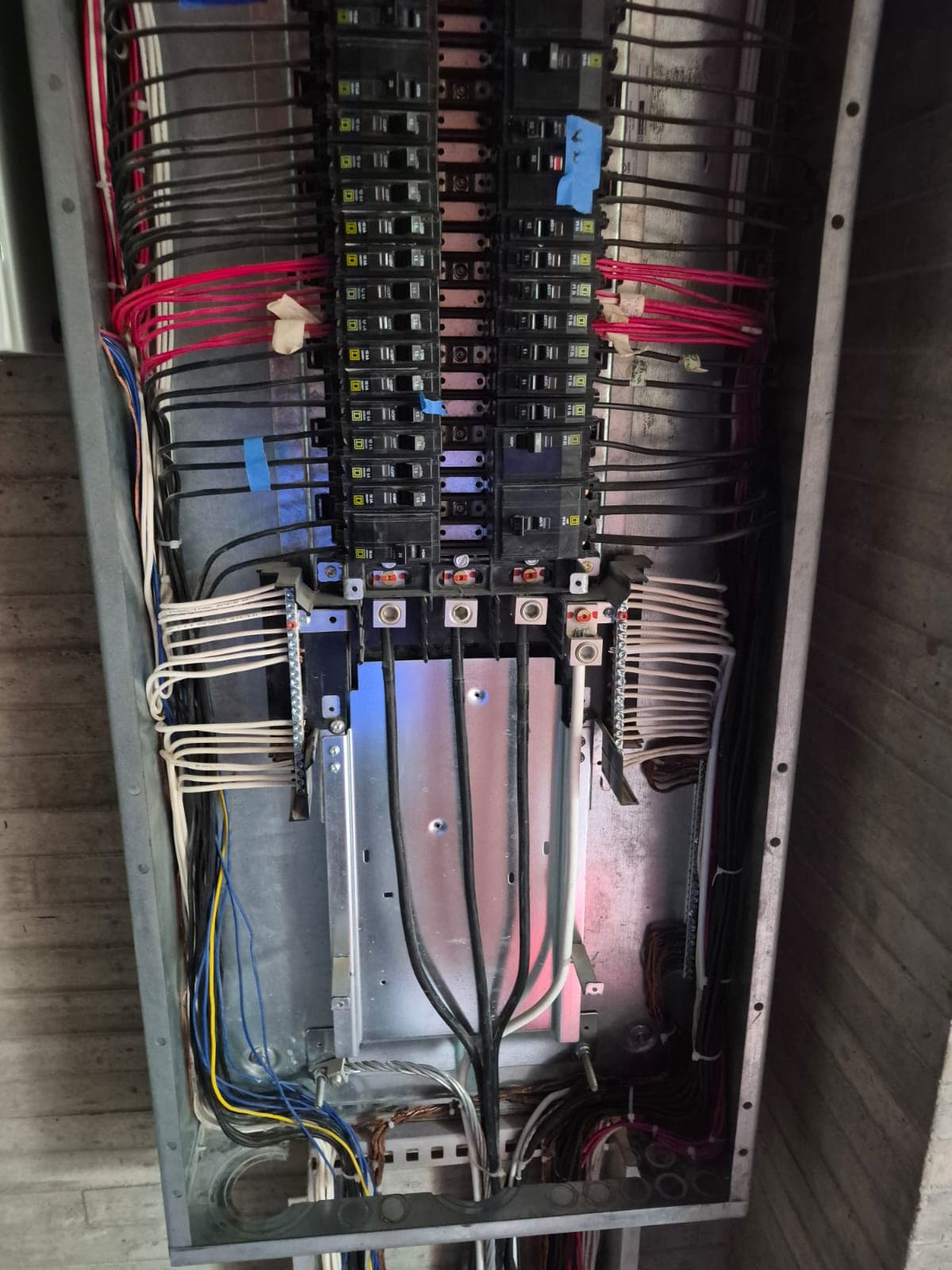 Tablero eléctrico con interruptores